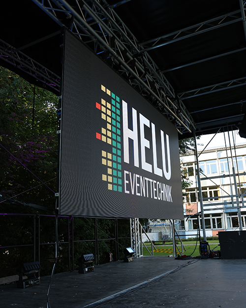 LED-Wand beim Freiluftkino in Merching