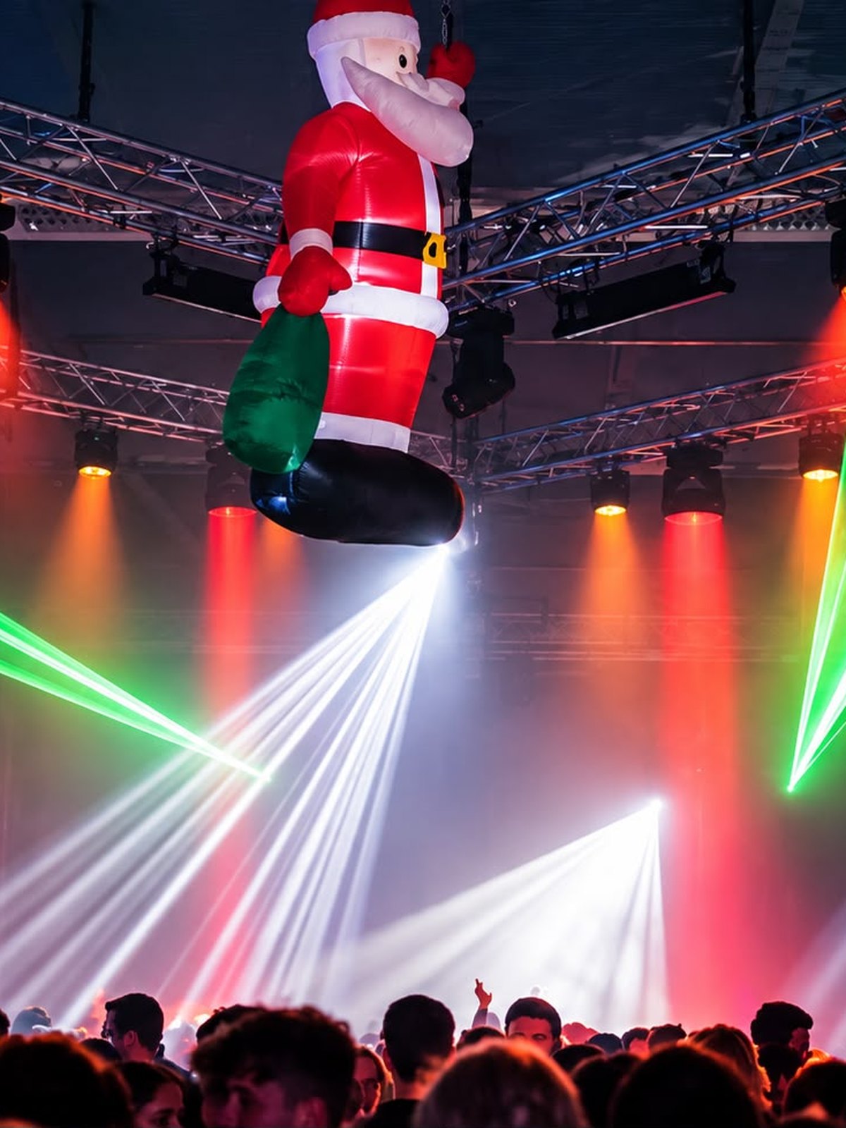 Halle mit hängendem Weihnachtsmann, Lasern und Publikum