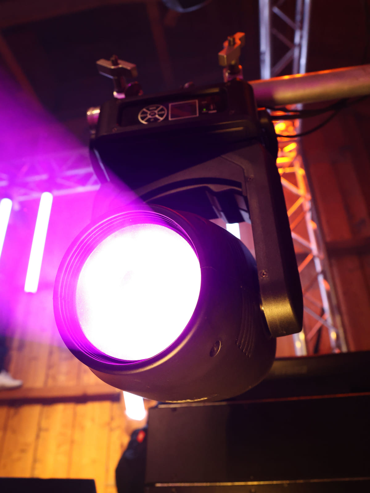 Moving Head in Nahaufnahme mit violettem Licht