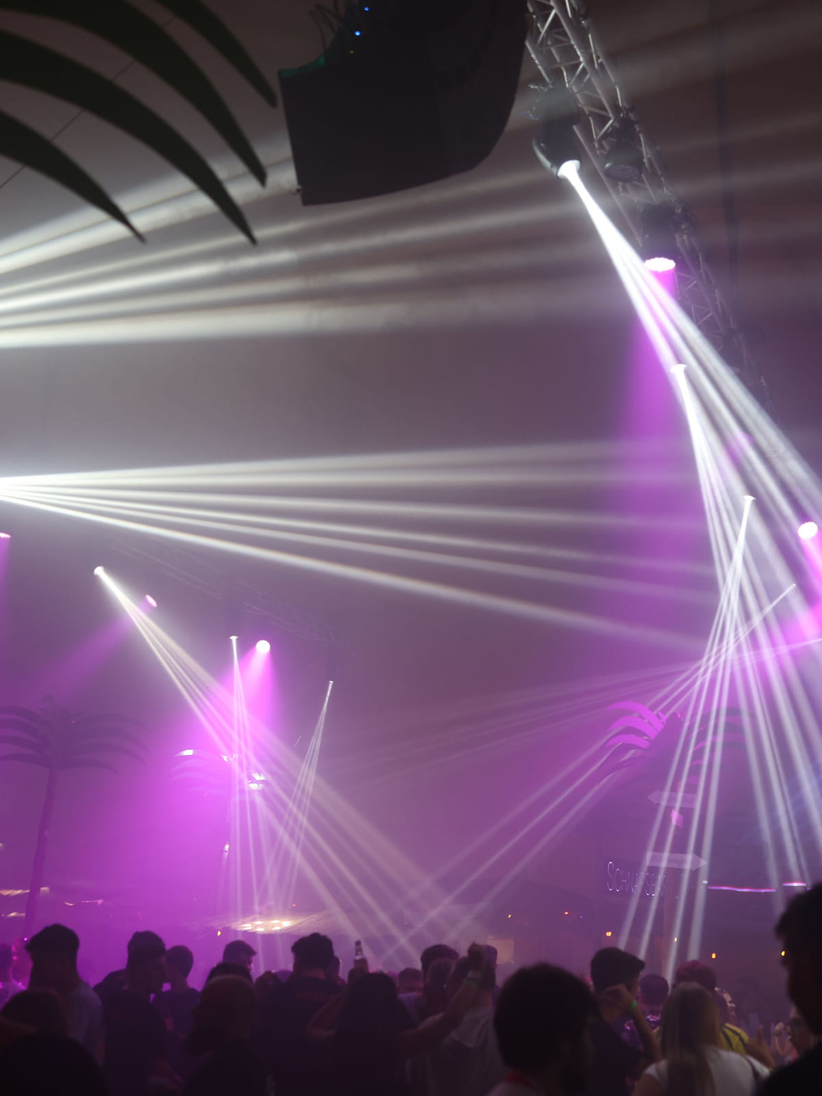 Tanzfläche mit fächerförmigen Lichtstrahlen in weiß und violett