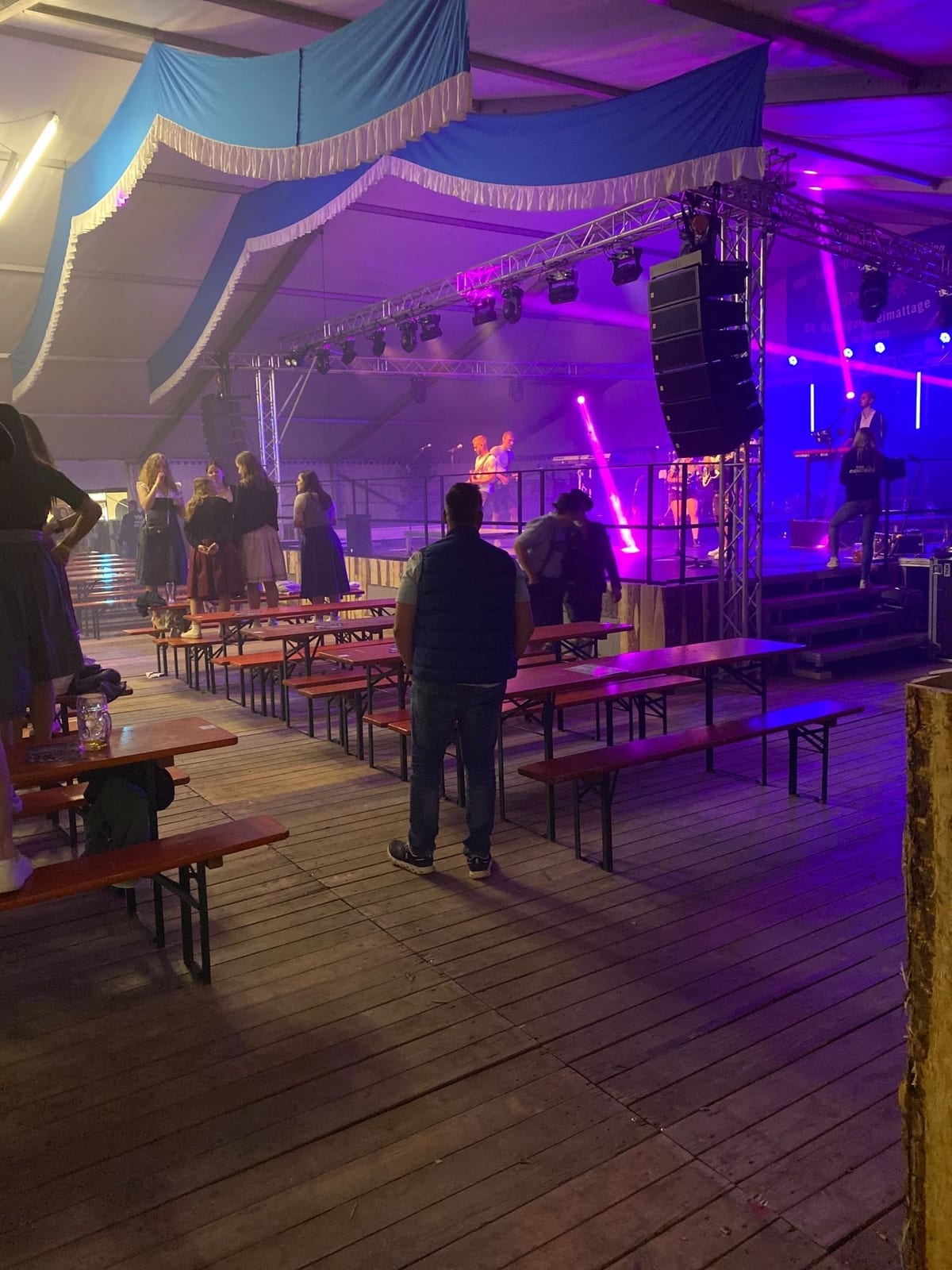Konzert im Festzelt mit Line-Array, Bühne und Band