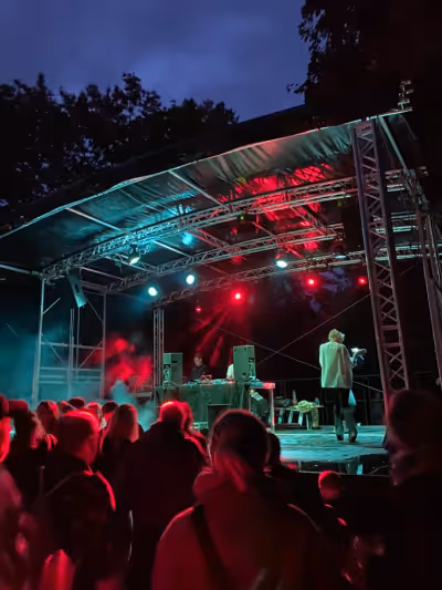 HELU Eventtechnik Trailerbühne bei Nacht